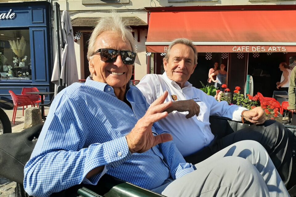 Derek Bell et Jacky Ickx, pilotes de légende des 24 Heures du Mans, on été nommés citoyens d’honneur de La Chartre-sur-le-Loir (Sarthe) jeudi 8 juin 2023. ©Lucile AGERON / Le Petit Courrier – L’Echo